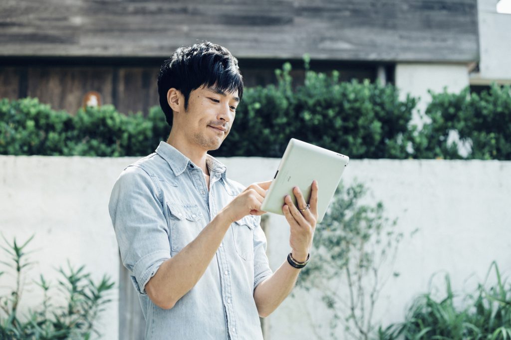 男性スマホ